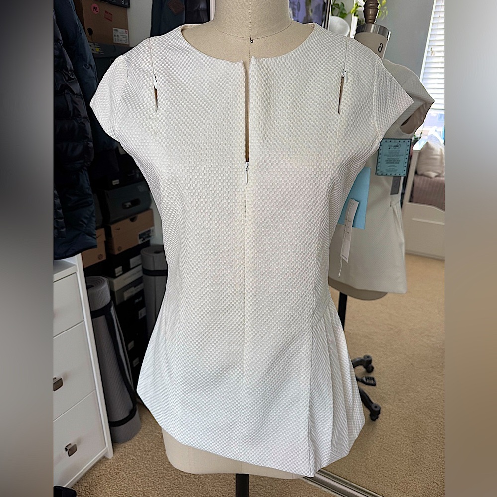 ❣️NWT ZELDA COLLECTION Zip Front Cap Sleeves Side Pleats White Top Size 4